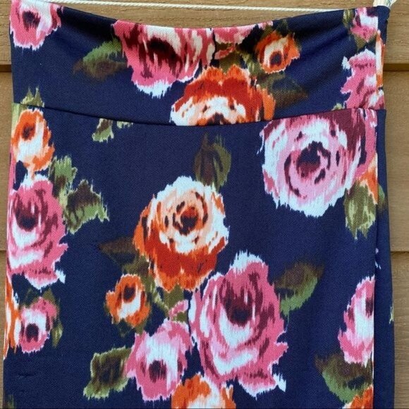 LulaRoe Floral Mini Skirt Pencil Form Fitting Blue with Roses Skirt Size XS - Picture 3 of 10